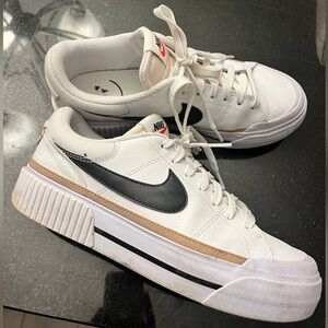 Nike Court Legacy Lift Sneaker
